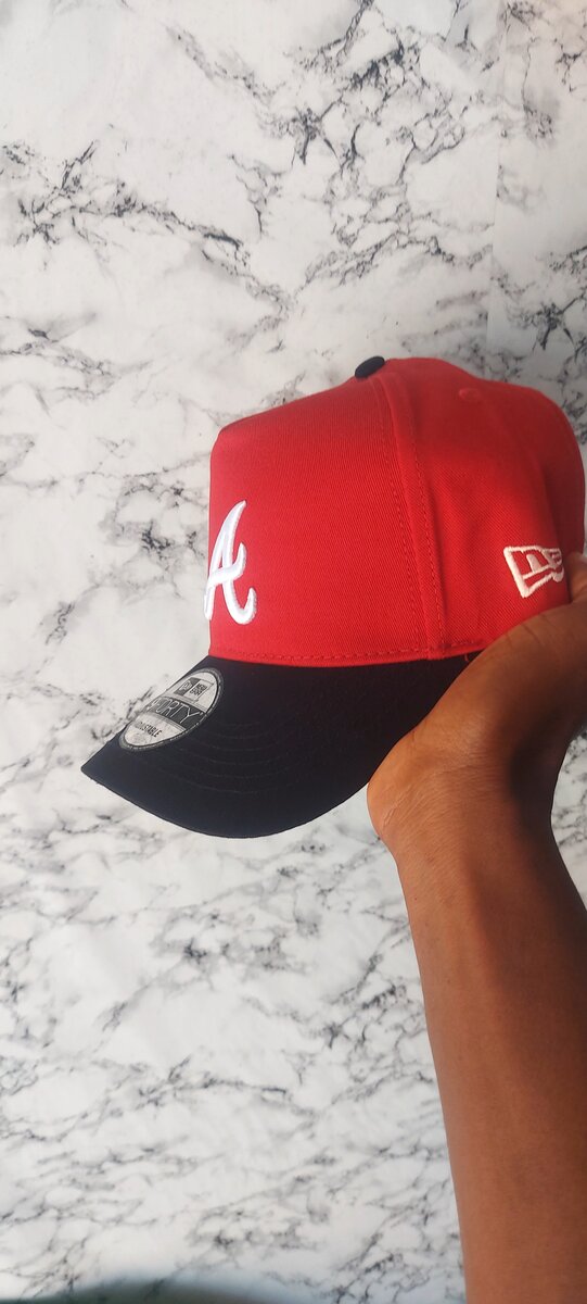 Casquette rouge brodée