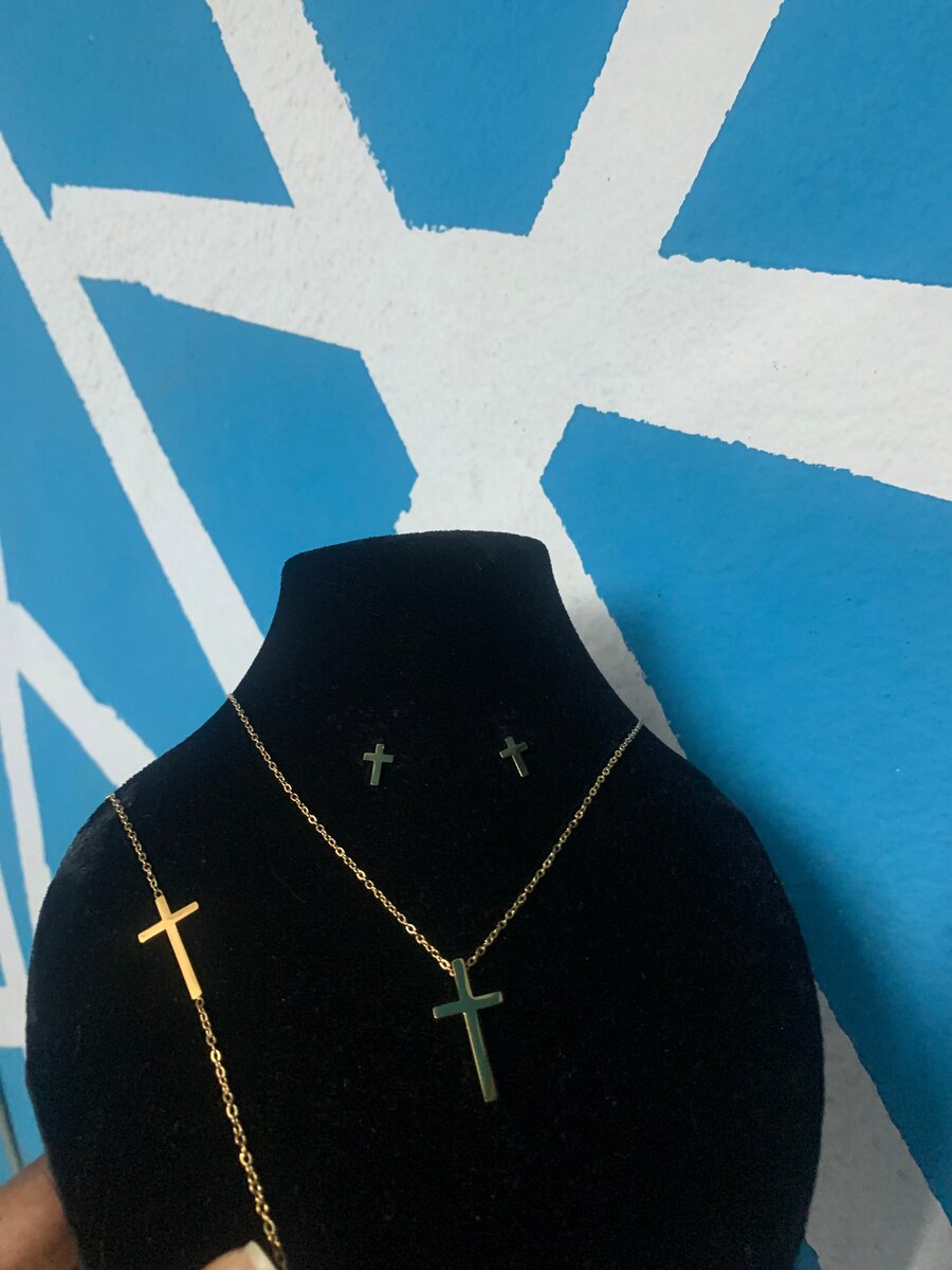 Parure élégante croix dorée