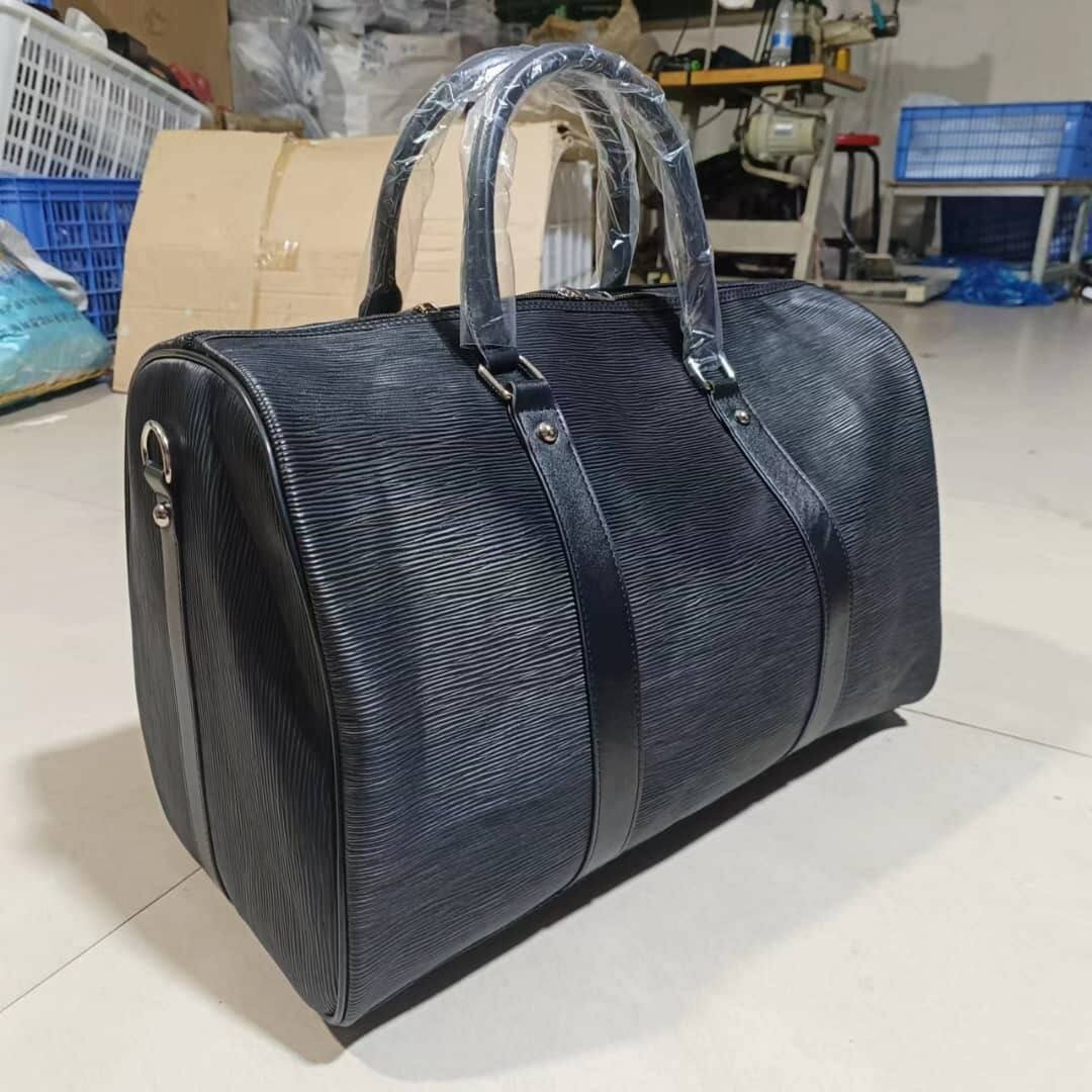 Medium traveling bag