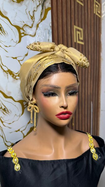Turban doré élégant