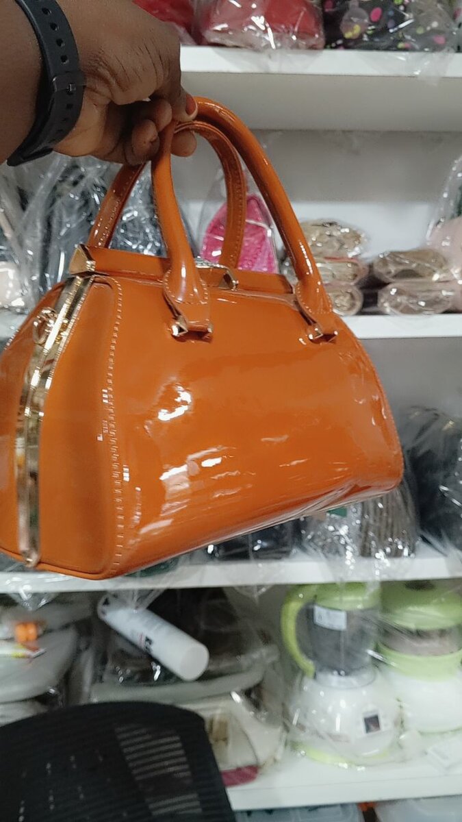 Sac à main verni élégant