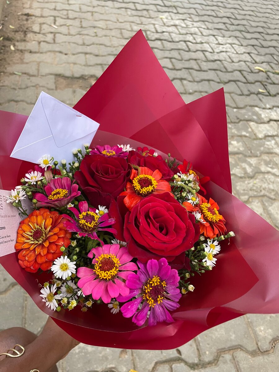 Bouquet de roses et marguerites
