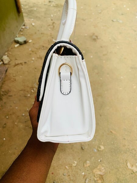 Sac à main élégant noir et blanc