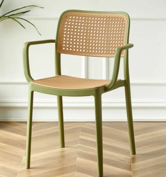 Chaise en plastique élégante