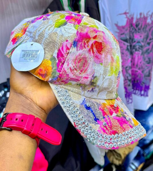 Casquette fleurie avec strass