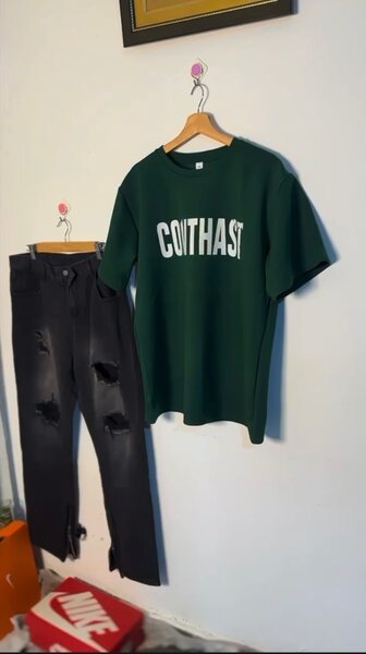 T-shirt vert avec impression 'COATHAST'