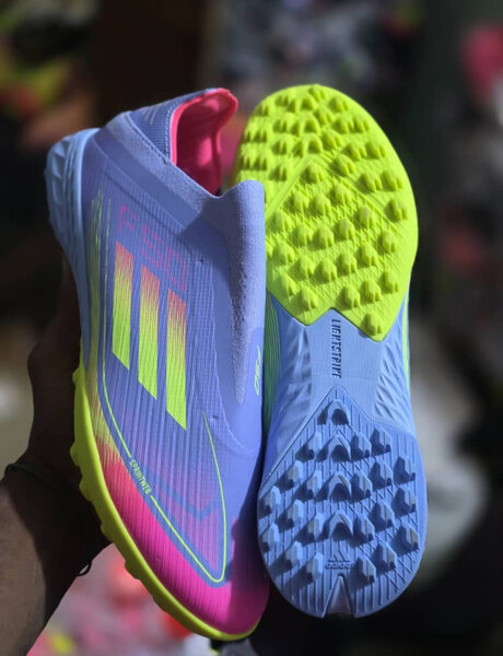 Chaussures de foot colorées