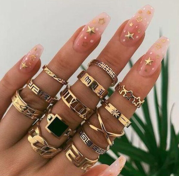 13 Bagues en or avec motifs