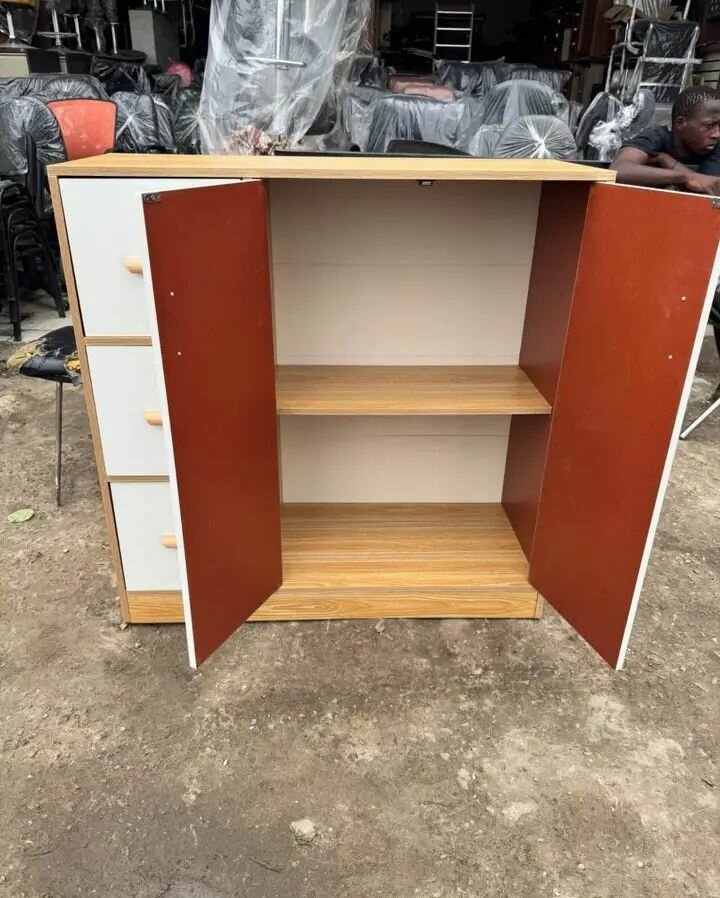 Commode bois moderne avec tiroirs