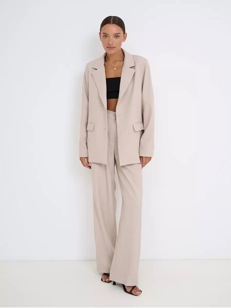 Женские классические костюмы