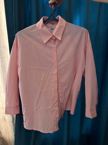 Пастельно-розовая рубашка