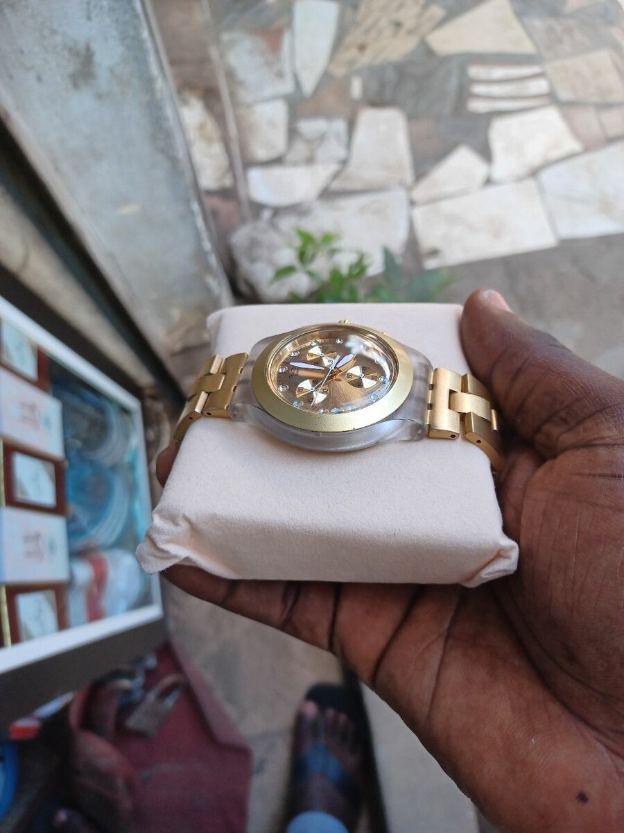 Montre dorée squelette