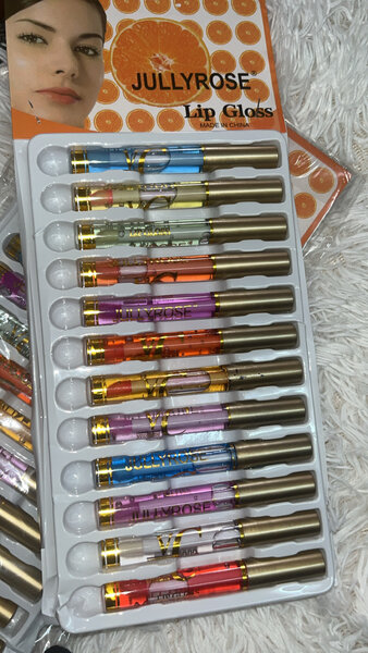 24 Gloss à Lèvres à 3000f