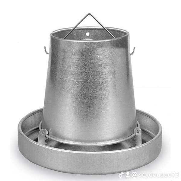 Mangeoire en métal pour volaille