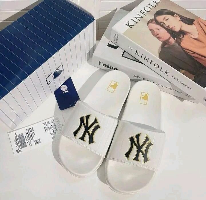 Claquettes blanches confortables