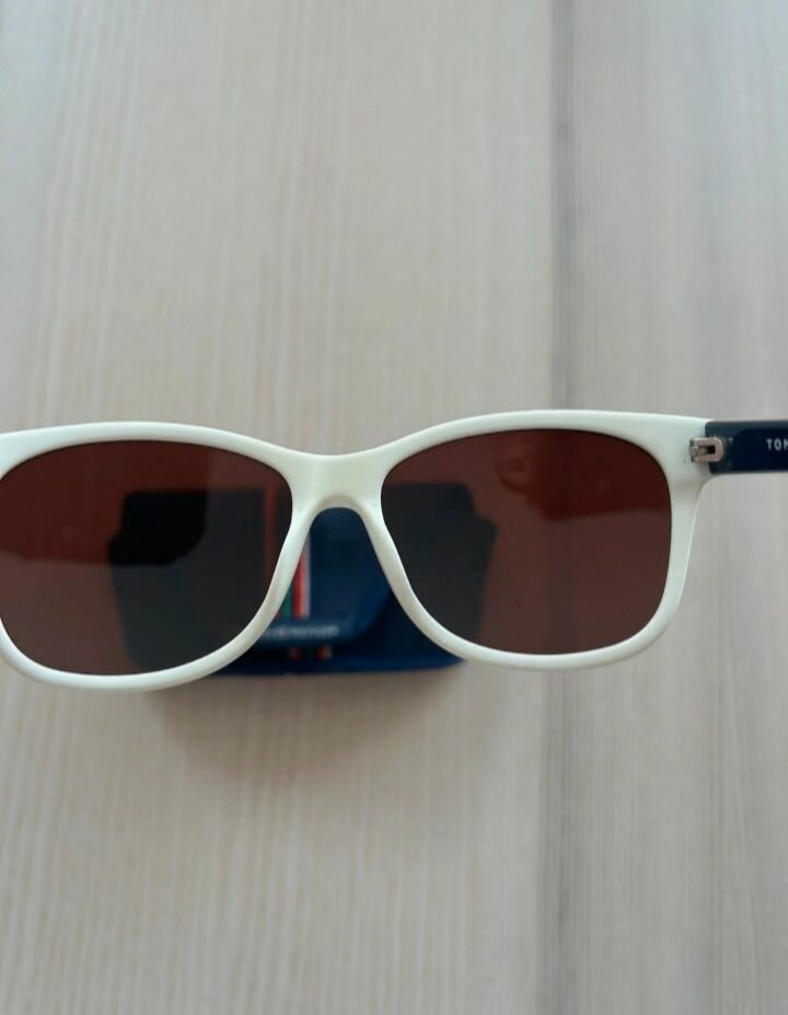Lunettes de Soleil Tommy