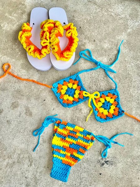 Bikini crochet coloré avec tongs