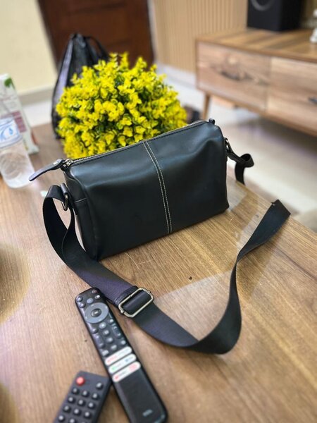 Sac à bandoulière noir en cuir pour homme