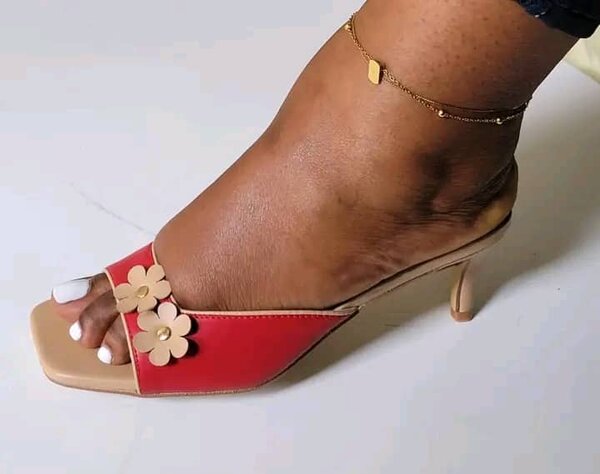 Sandales élégantes à talons fleuris