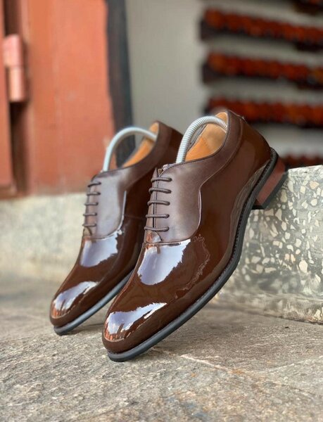 Chaussures en cuir verni classique en marron