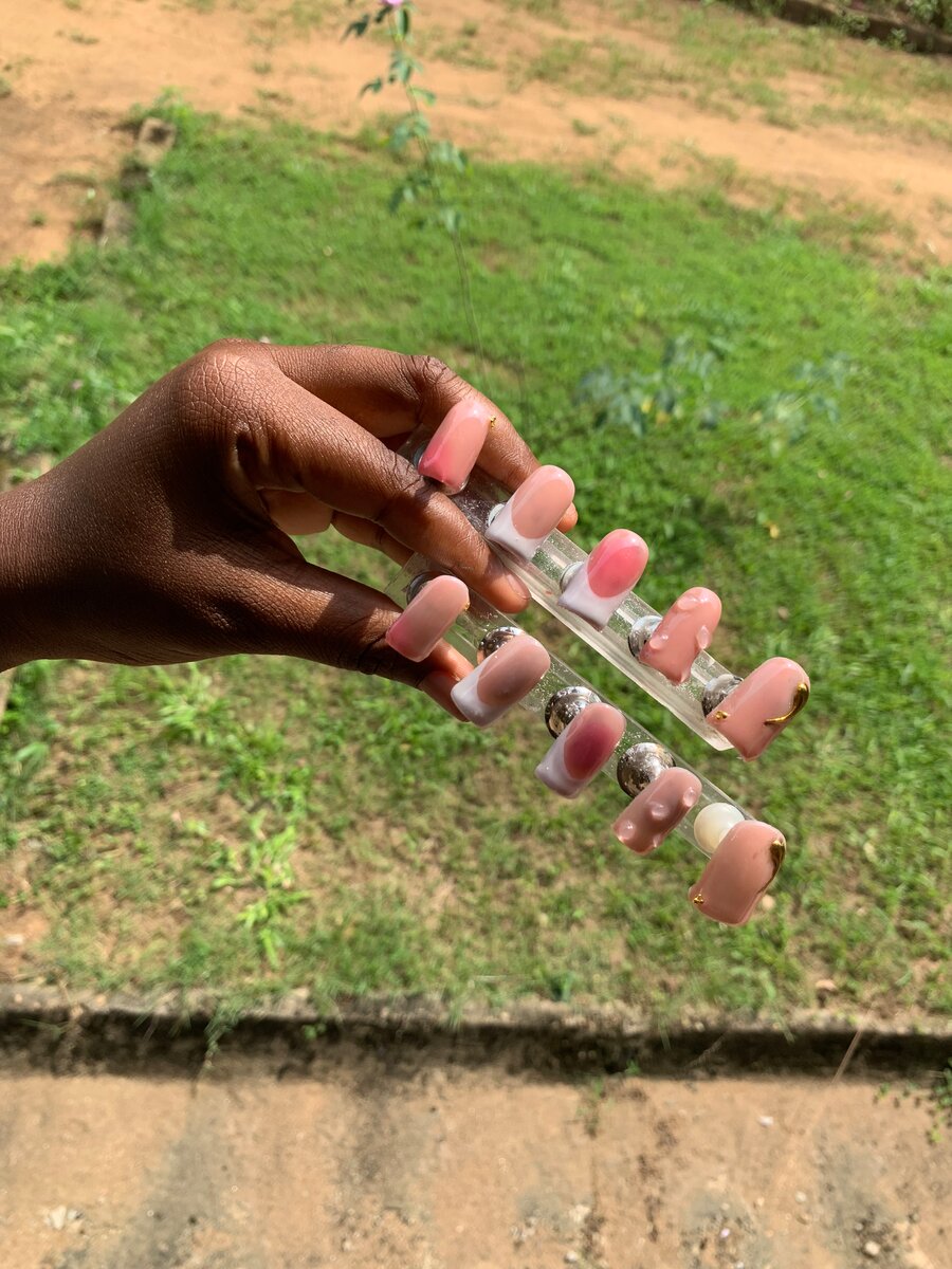 Ongles Press Roses Élégants