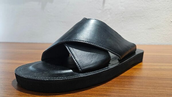 Sandale en cuir semelle gomme