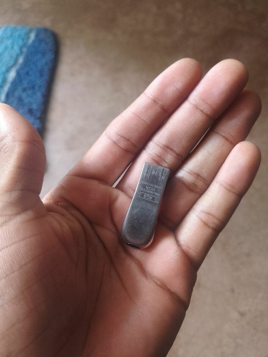 Flash drives 4gb and 2gb k120 for both