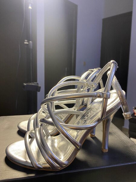 Sandales à talons argentés élégants