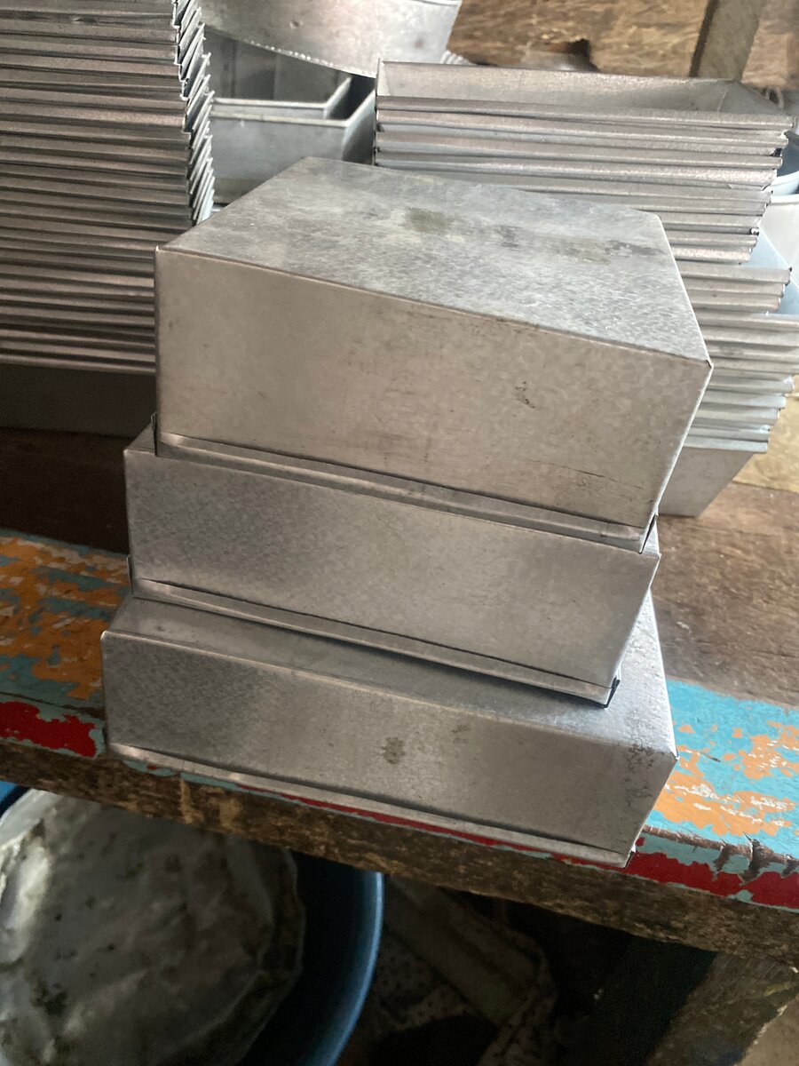 Moules à pâtisserie carrés en métal