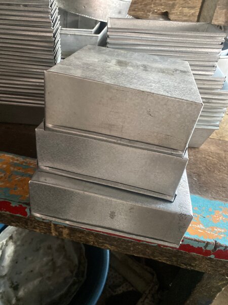 Moules à pâtisserie carrés en métal