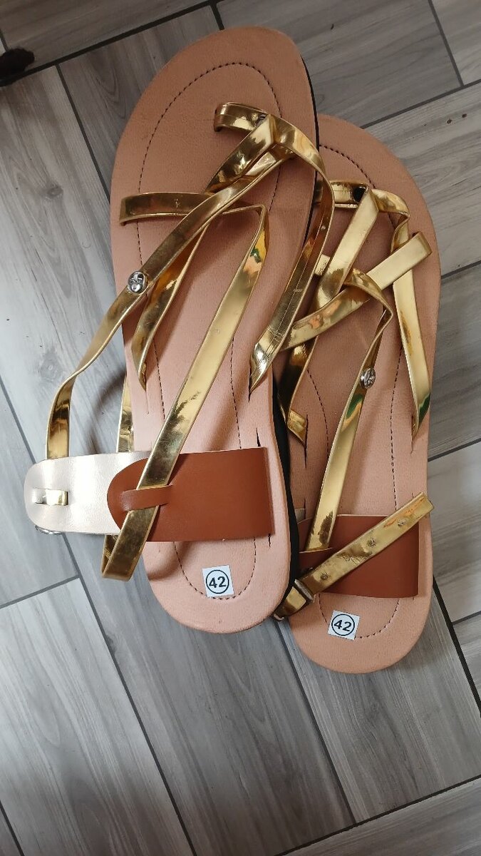 Sandales dorées élégantes femme