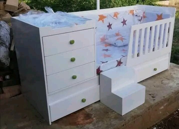 Lit bébé avec rangement intégré