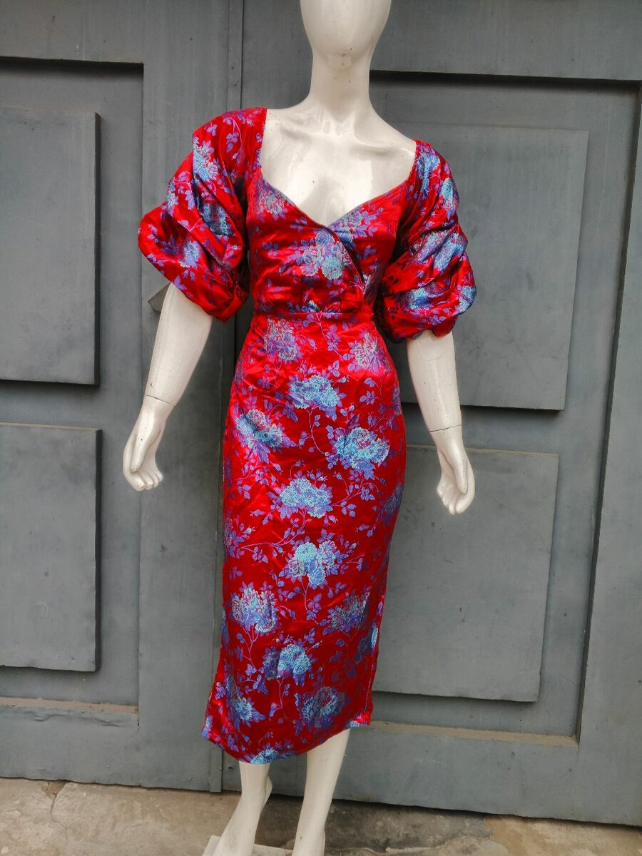 Robe Midi à Manches Bouffantes