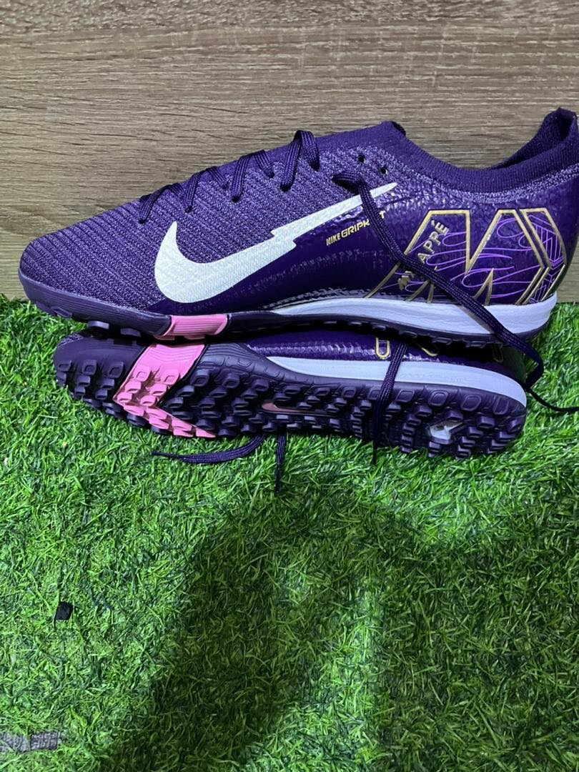 Chaussures de foot violettes