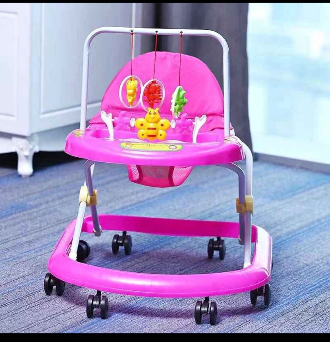 Trotteur bébé rose avec jouets