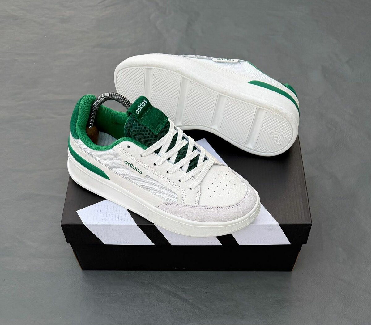 Chaussures de sport blanches Adidas