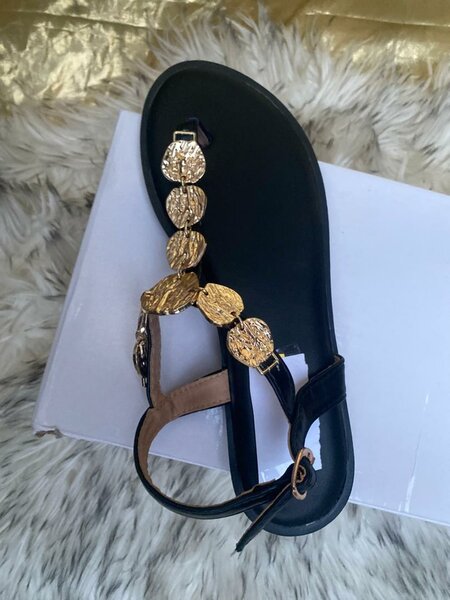 Sandales plates dorées élégantes