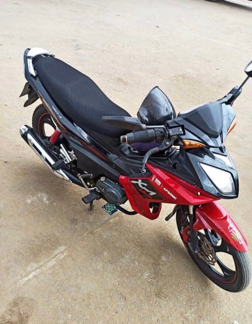 Moto sportive rouge noire