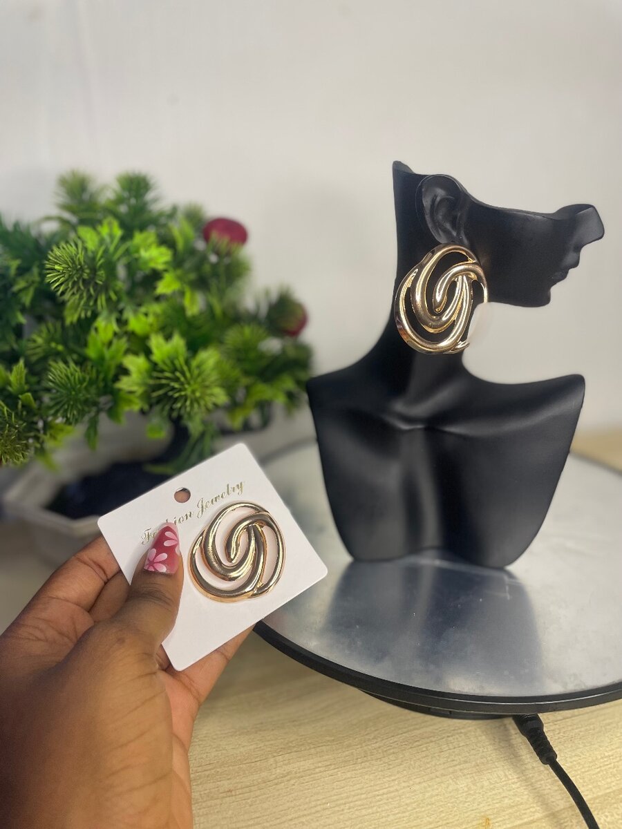 Boucles d'oreilles dorées élégantes