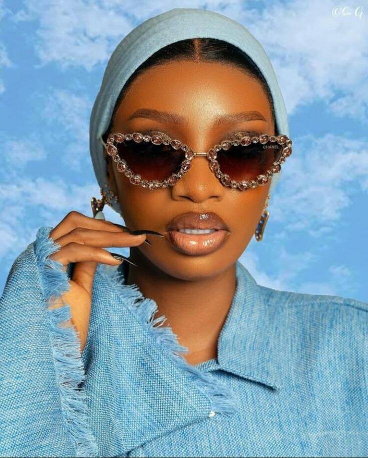 Lunettes de soleil élégantes avec strass