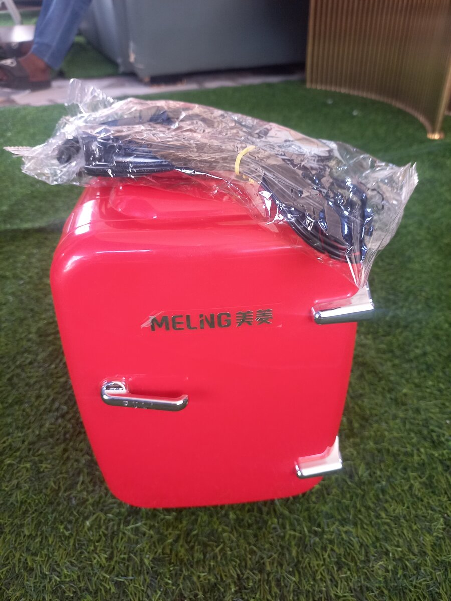 Mini fridge both refrigerator and warmer