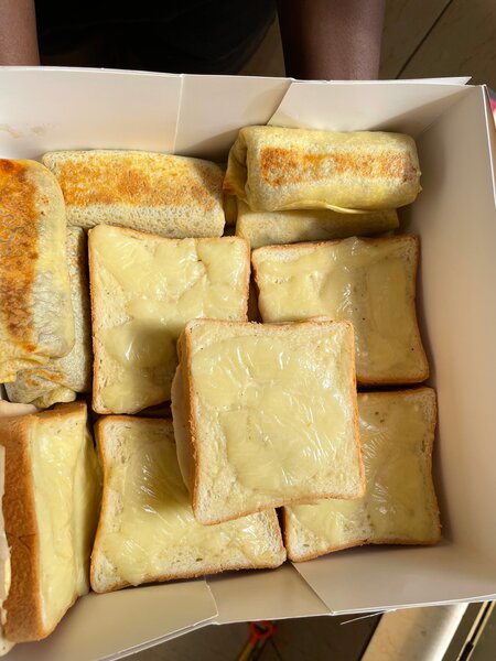 Tranches de pain grillé au fromage