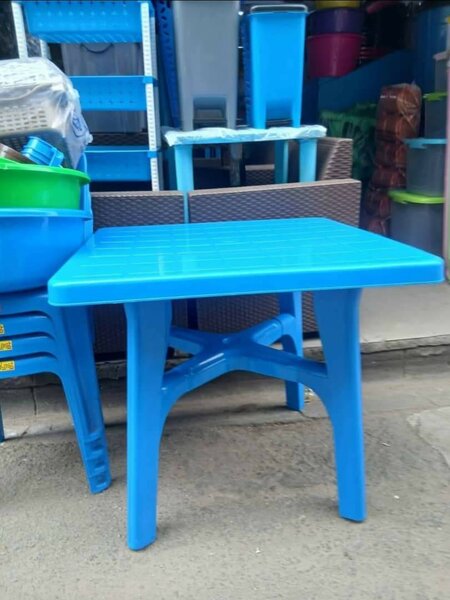 Table de jardin en plastique bleu