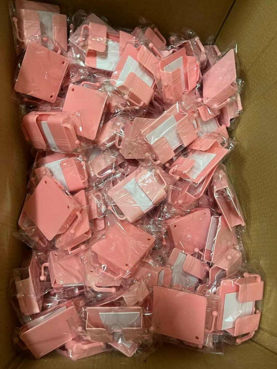 Porte-badge en plastique coloré