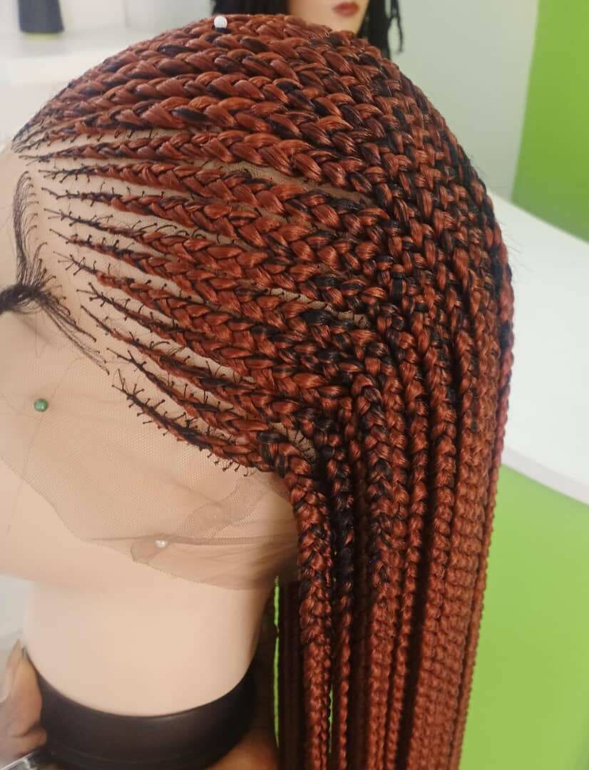 Perruque tressée en dentelle rouge