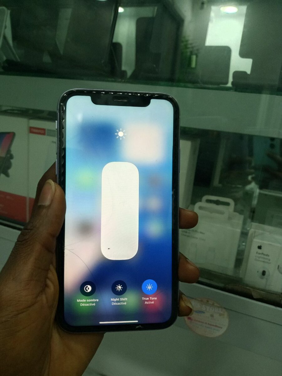 Smartphone avec écran fissuré