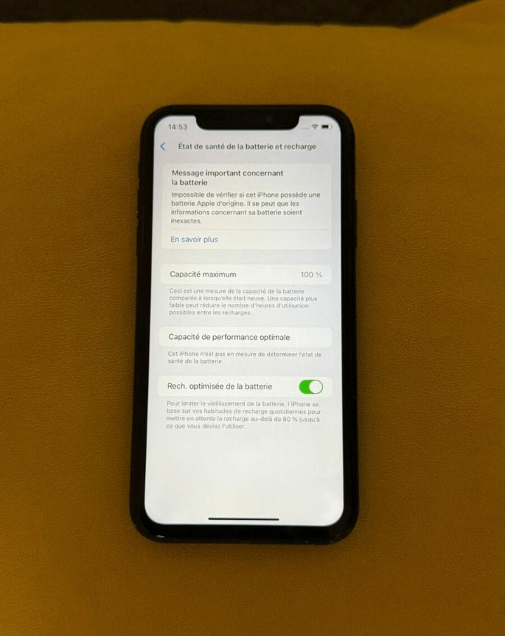 iPhone modèle récent en noir