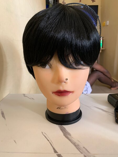 Perruque synthétique noire élégante