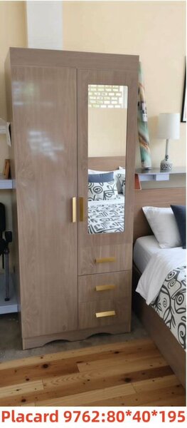 Armoire en bois avec miroir