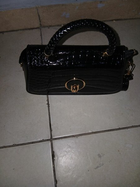 Sac à main en cuir noir élégant